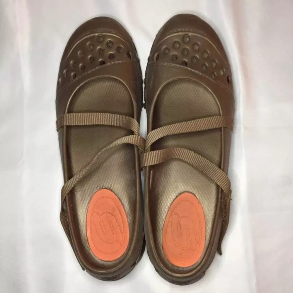 Women’s Skechers brown plastic molded shoes size 8